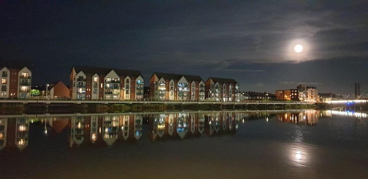 Luxury Riverside 2 Bedroomed Apartment With Balcony Newport  Exterior foto